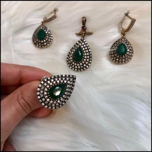 Semi-precious emerald set on 925 silver